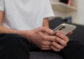 Asli deh, jadi admin grup WA komplek itu ternyata butuh kesabaran ekstra, apalagi kalau internetnya kumat!